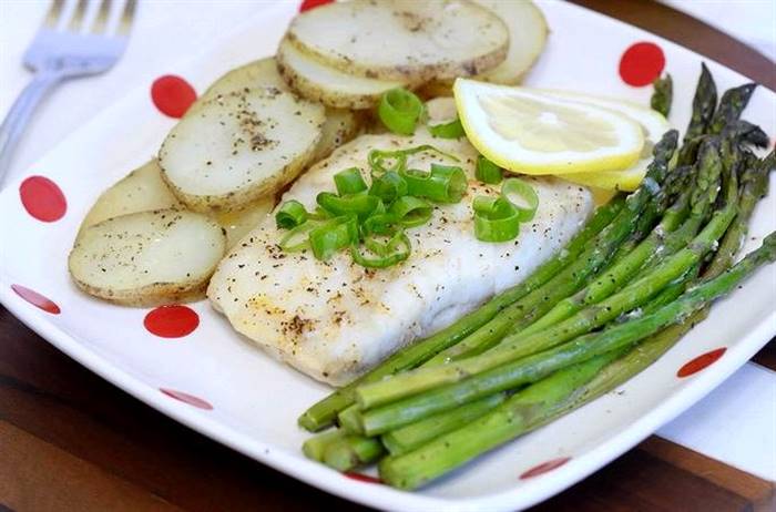 Як приготувати минтай із картоплею в духовці - поживна страва для