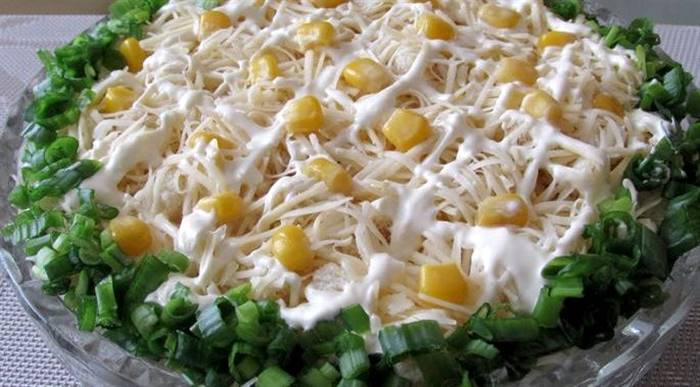 Салат із сухариками та кукурудзою і куркою дрібно нарізаної ріпчастої цибулі