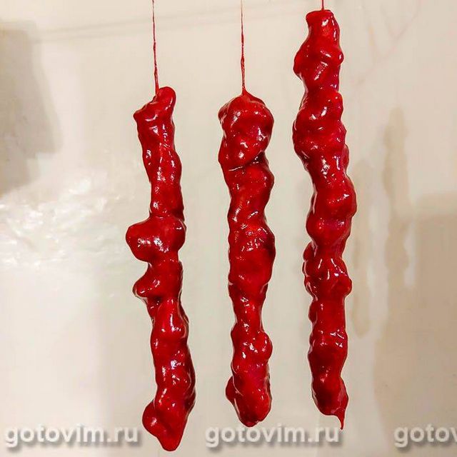 Чурчхела з волоськими горіхами у вишневому соку. Фотографія рецепта