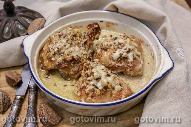 Курячі стегна з сирним соусом горгонзола та волоськими горіхами. Фотографія рецепта