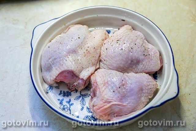 Курячі стегна з сирним соусом горгонзола та волоськими горіхами