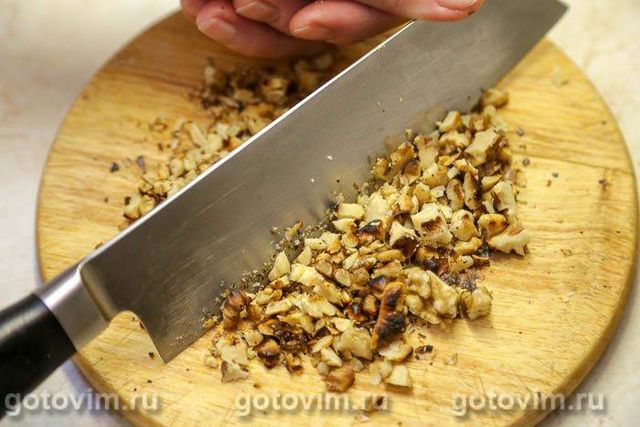 Курячі стегна з сирним соусом горгонзола та волоськими горіхами