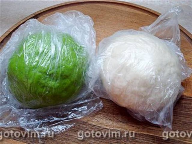 Двоколірні вареники зі шпинатом на пару