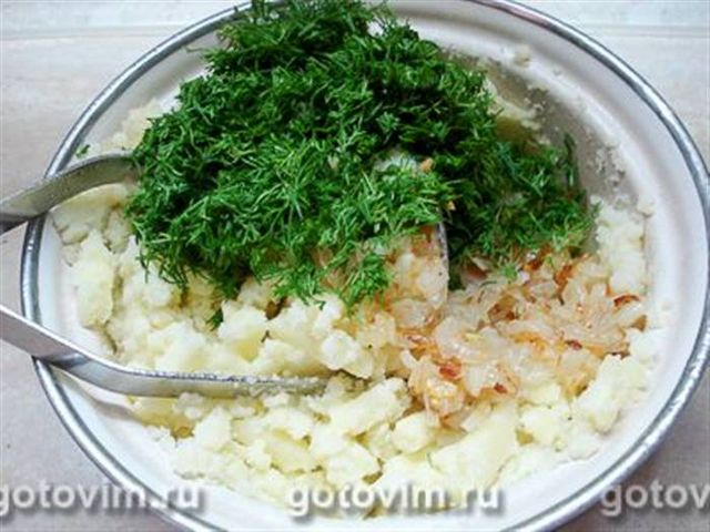 Двоколірні вареники зі шпинатом на пару