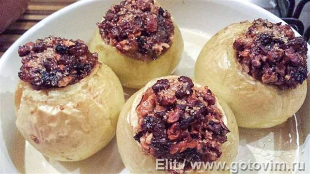 Яблука запечені із сухофруктами та горіхами. Фотографія рецепта