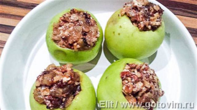 Яблука запечені із сухофруктами та горіхами