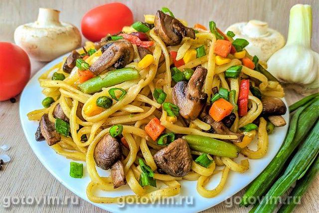 Яєчна локшина з овочами та грибами в соєвому соусі . Фотографія рецепта