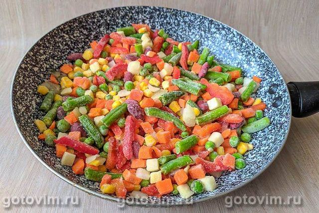 Яєчна локшина з овочами та грибами в соєвому соусі 