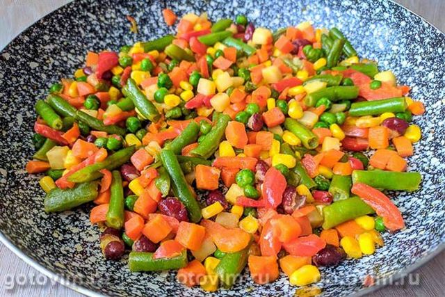 Яєчна локшина з овочами та грибами в соєвому соусі 