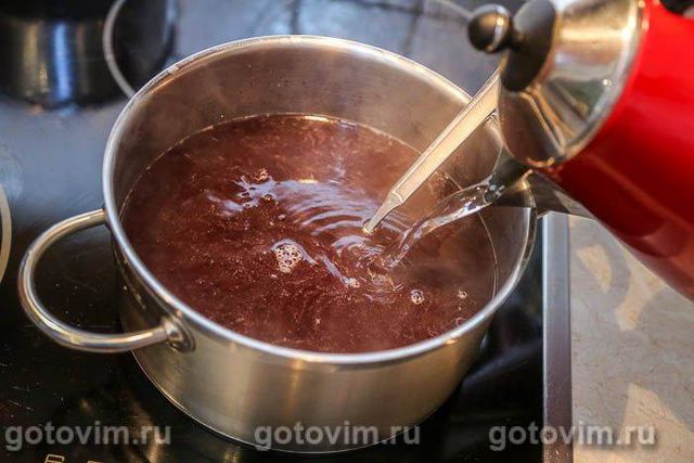 Кисіль із варення з чорноплідної горобини з яблуками