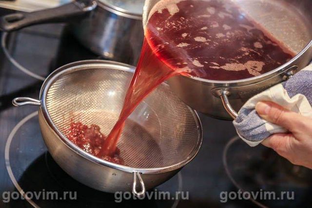 Кисіль із варення з чорноплідної горобини з яблуками