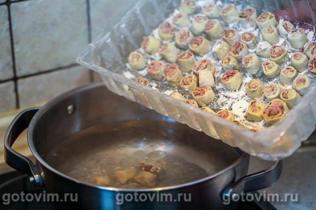 Ліниві пельмені в соусі бешамель із сиром у духовці