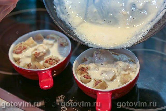 Ліниві пельмені в соусі бешамель із сиром у духовці