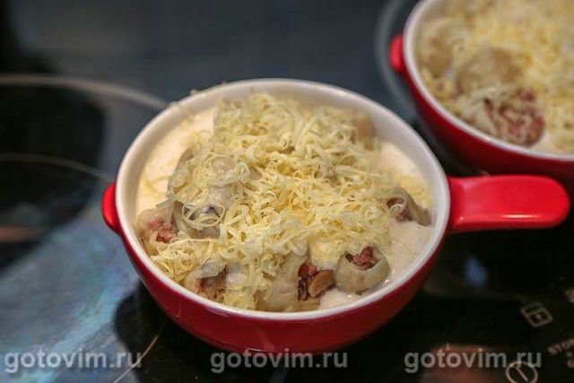 Ледачі пельмені в соусі бешамель із сиром у духовці