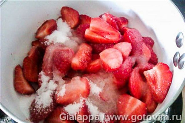 Мус із маскаропне з полуницею