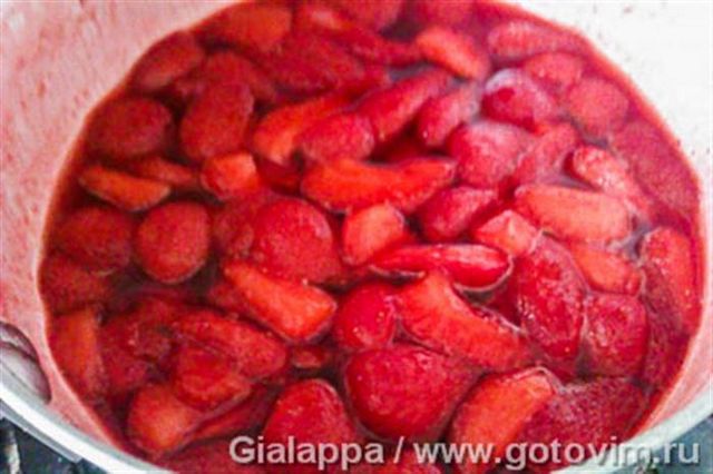 Мус із маскаропне з полуницею