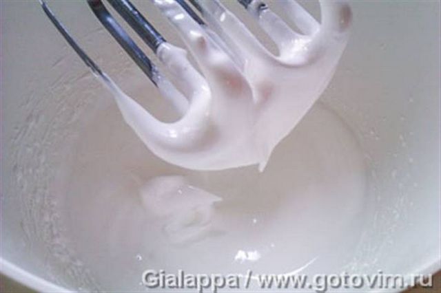 Мус із маскаропне з полуницею