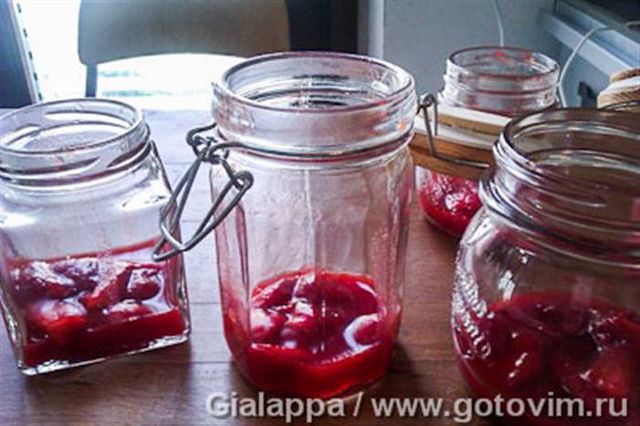 Мус із маскаропне з полуницею