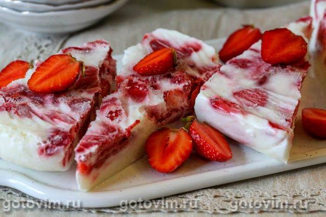 Заморожений йогурт із полуницею. Фотографія рецепта