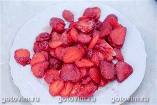 Заморожений йогурт із полуницею