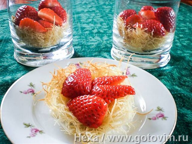 Десерт із кадаїфа з полуницею та кремом патісьєр. Фотографія рецепта