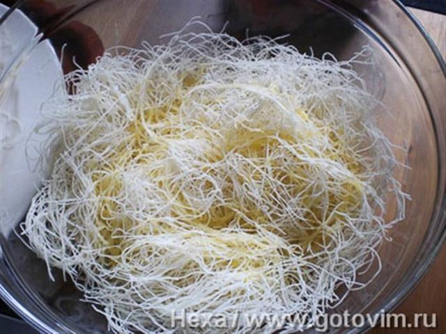 Десерт із кадаїфа з полуницею та кремом патісьєр