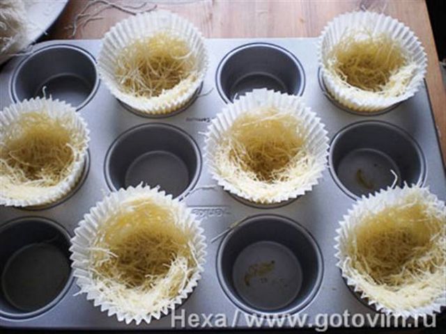 Десерт із кадаїфа з полуницею та кремом патісьєр