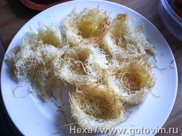 Десерт із кадаїфа з полуницею та кремом патісьєр