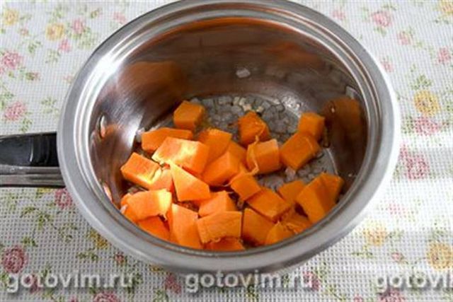 Макарони з гарбузовим соусом і волоськими горіхами