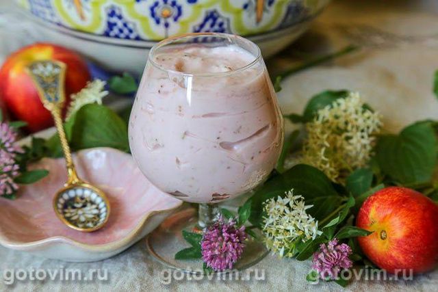 Молочний пудинг із полуницею з вершками (без яєць). Фотографія рецепта