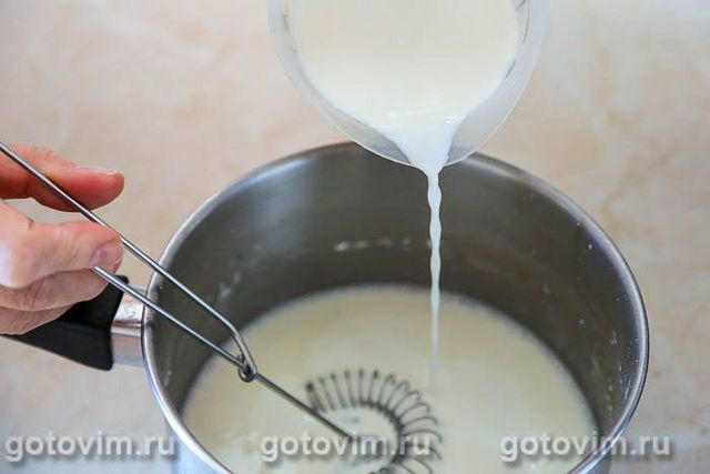 Молочний пудинг із полуницею з вершками (без яєць)