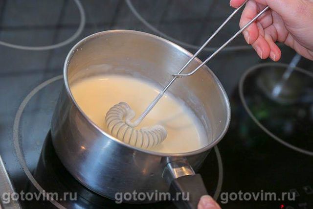 Молочний пудинг із полуницею з вершками (без яєць)