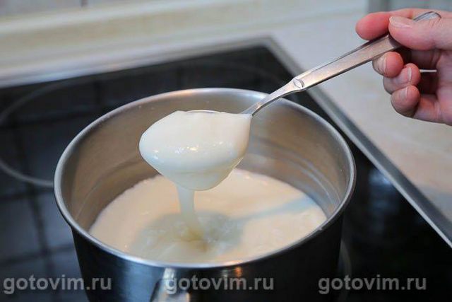 Молочний пудинг із полуницею з вершками (без яєць)