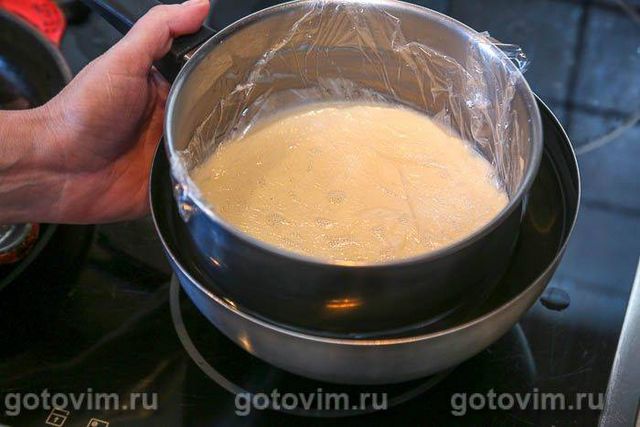 Молочний пудинг із полуницею з вершками (без яєць)