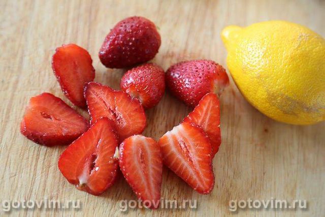 Молочний пудинг із полуницею з вершками (без яєць)