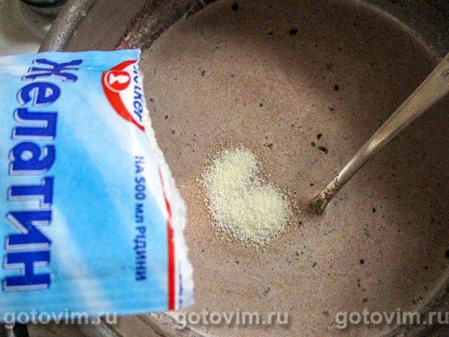 Панакота з шоколадом і гранатом