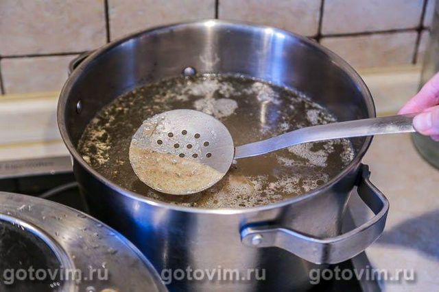 Суп із буряковим бадиллям і смаженими галушками