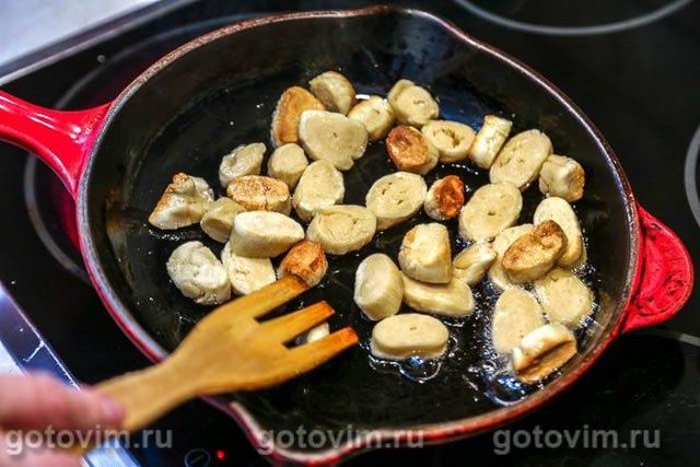 Суп із буряковим бадиллям та смаженими галушками