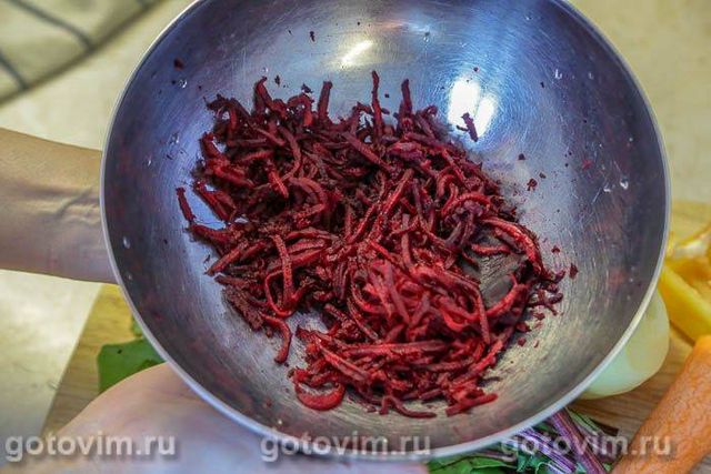 Суп із буряковим бадиллям і смаженими галушками