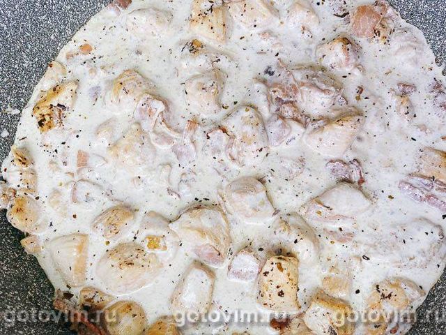 Тальятелле з куркою та беконом у вершковому соусі 