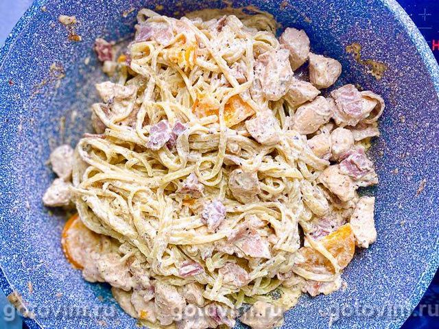 Тальятелле з куркою та беконом у вершковому соусі 